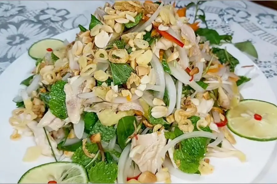 Nộm gà - món ăn chống ngán ngày Tết đưa miệng trong mâm cơm gia đình.