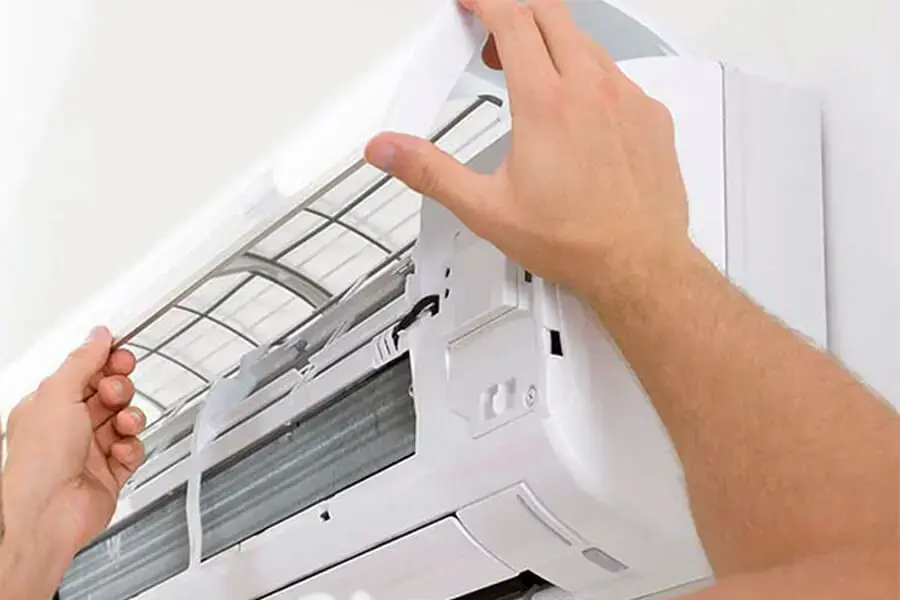 Tháo rời các bộ phận sẽ giúp vệ sinh máy lạnh dễ dàng hơn (nguồn: caobang.edu.vn)