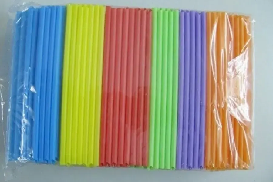 Chuẩn bị ống hút nhiều màu để có những bông hoa đủ sắc bạn nhé