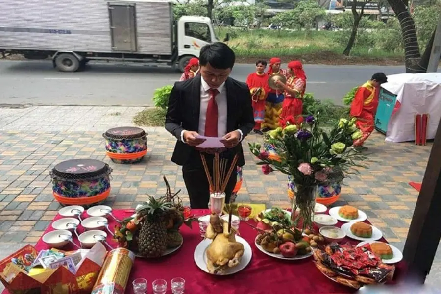 Cúng khai trương đầu xuân diễn ra khá nhanh nhưng phức tạp.