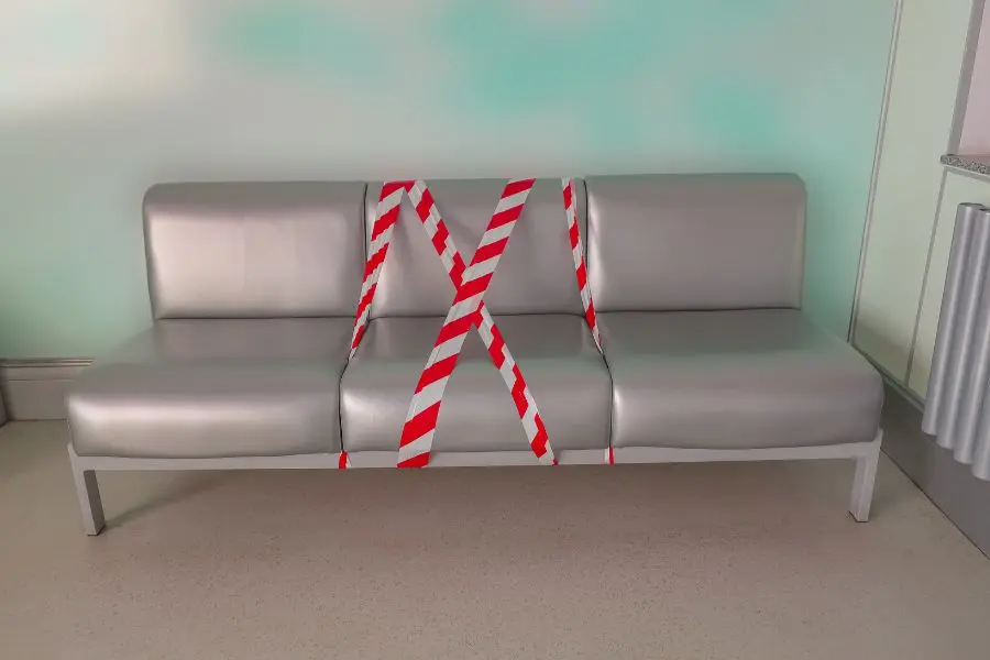 Ghế sofa chất liệu simili giả da có giá thành hợp lý.