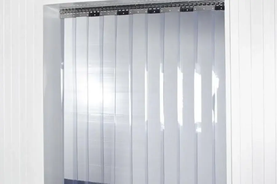 Rèm nhựa PVC trong suốt giúp bạn dễ dàng quan sát bên trong và bên ngoài
