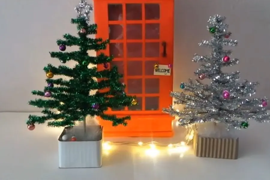 Gắn cây thông Noel vào chậu sứ nhỏ.