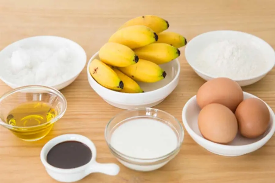Nguyên liệu làm bánh crepe: chuối sứ, trứng gà ta, đường, bột mì,...