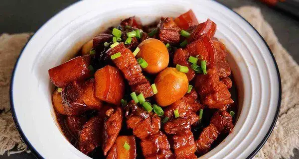 Thịt kho trứng cút có vị mằn mặn, món siêu đưa cơm nha các bạn.