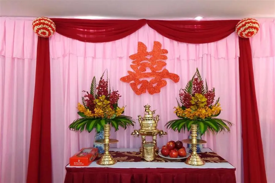 Bàn thờ gia tiên của người miền Trung đơn giản nhưng đầy đủ