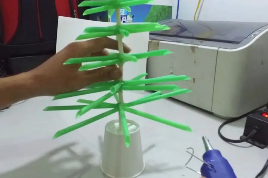 Gắn đế cho cây thông Noel.