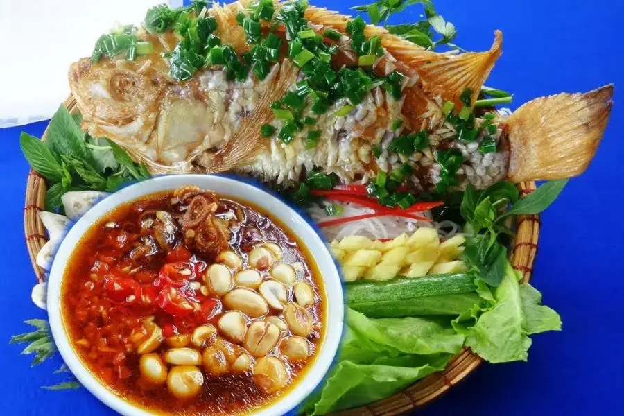 Cá chiên giòn rụm cuốn bánh tráng cực hợp vị