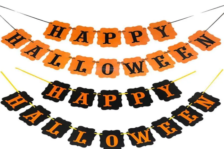 Trang trí bàn tiệc Halloween bằng cách cắt chữ trang trí.