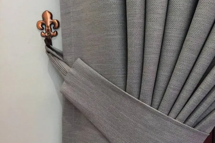 Gắn móc vén rèm của nếu có 