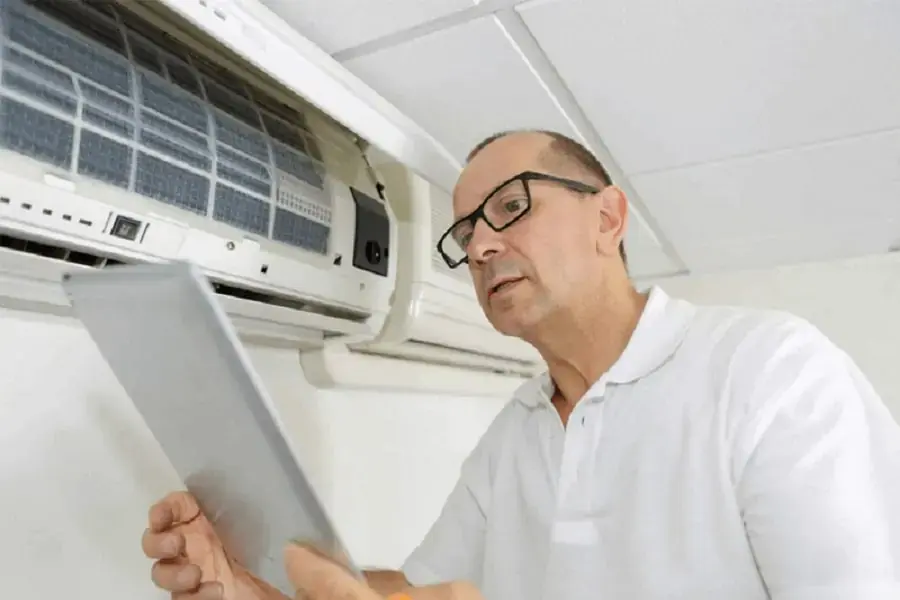 Máy lạnh inverter có chi phí sửa chữa cao và cần người có kinh nghiệm lâu năm (nguồn: Điện lạnh Hùng Cường)