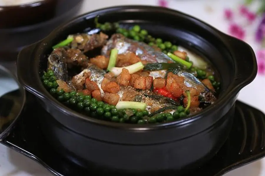 Món cá tra kho tiêu xanh thơm nức mũi.