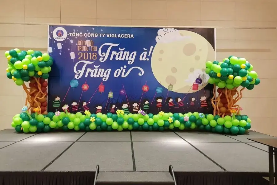 Mẫu backdrop trung thu đơn giản nhưng ấn tượng bởi cây được làm từ bóng bay.