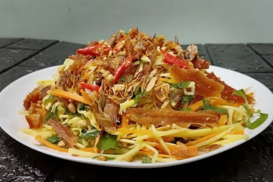 Món khô cá lóc nộm rau chua lạ miệng và hấp dẫn.