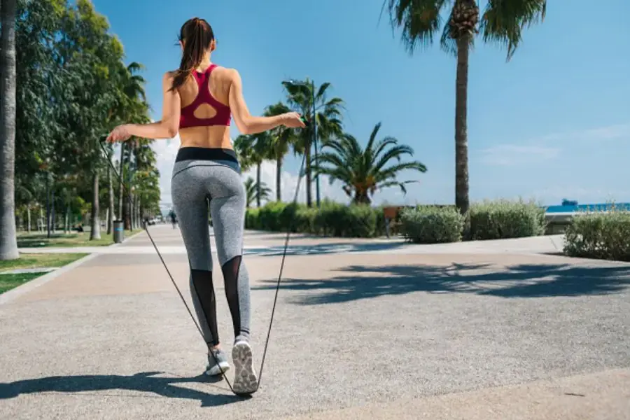 Bài tập nhảy dây xoay eo giúp siết mỡ bụng hiệu quả.