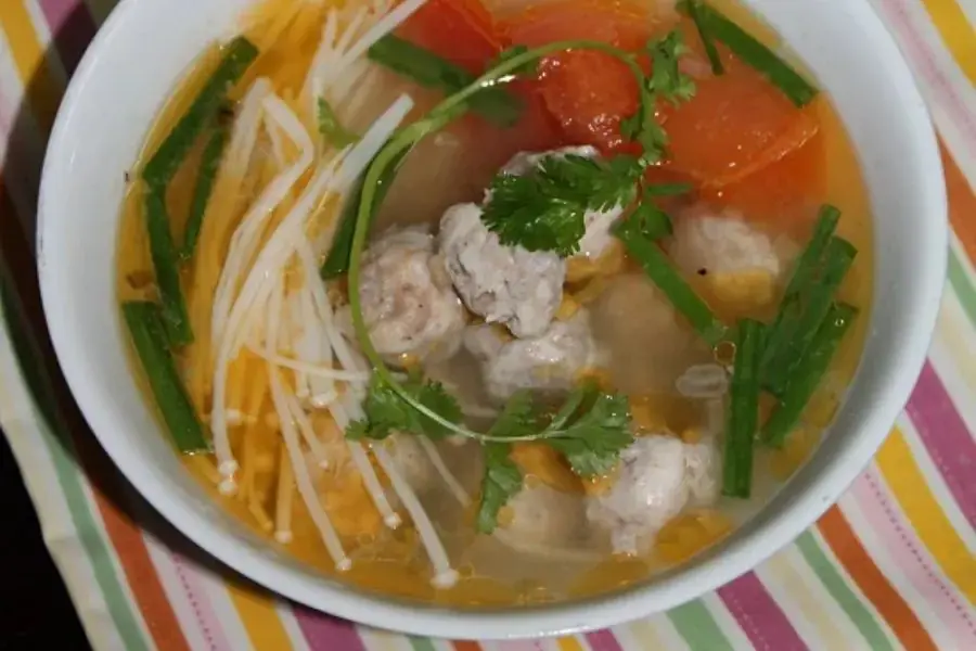 Canh thịt viên nấu nấm phù hợp với cả trẻ em và người lớn