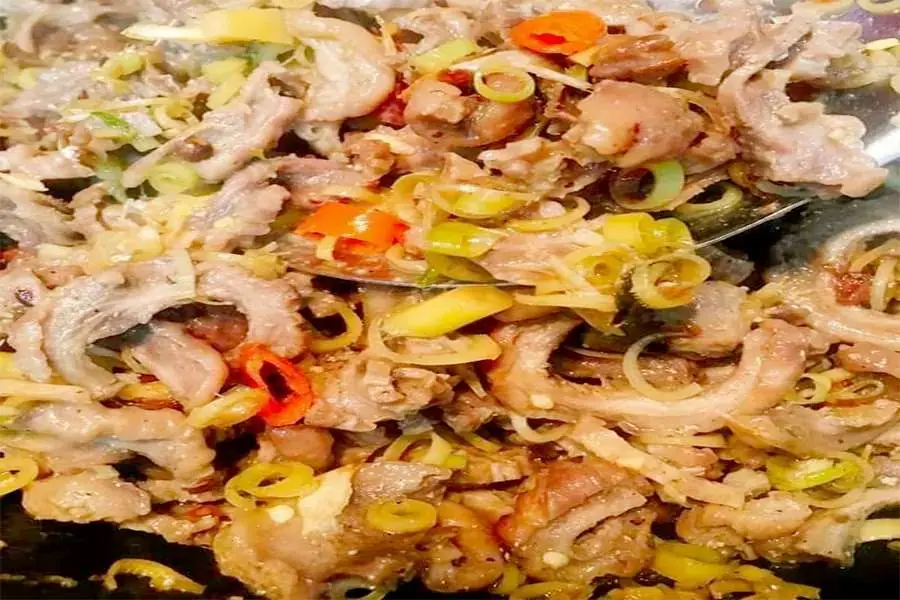 Bao tử cá ngừ xào xả ớt chua cay đậm vị.