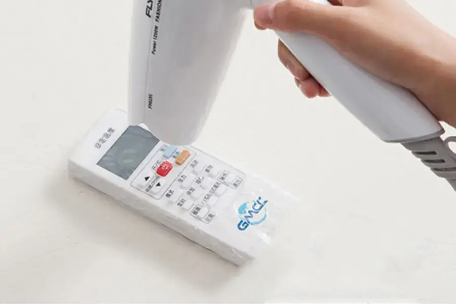 Sấy khô remote máy lạnh để remote dễ dàng nhận lại tín hiệu (Hình ảnh: Coopm)