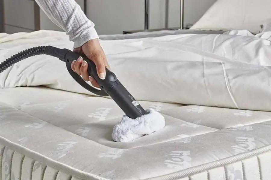 Khử mùi đệm mới bằng máy hút