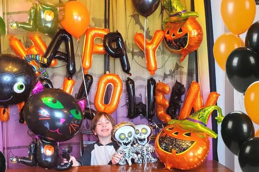 Những mẫu bong bóng hình ma quái rất được ưa chuộng để trang trí Halloween cho văn phòng.