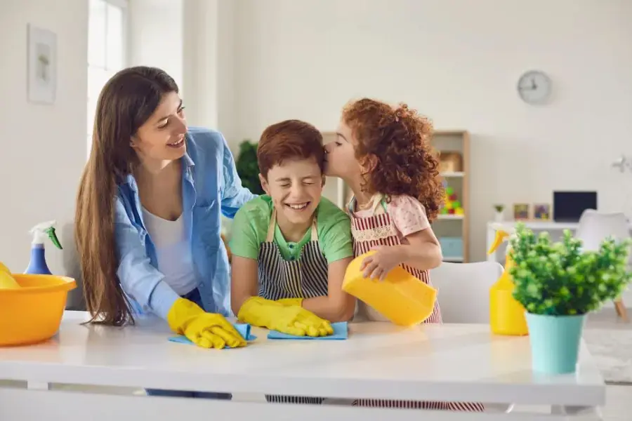 Cha mẹ cùng bé làm việc nhà là cơ hội tuyệt vời để tâm sự, quan tâm một ngày của bé