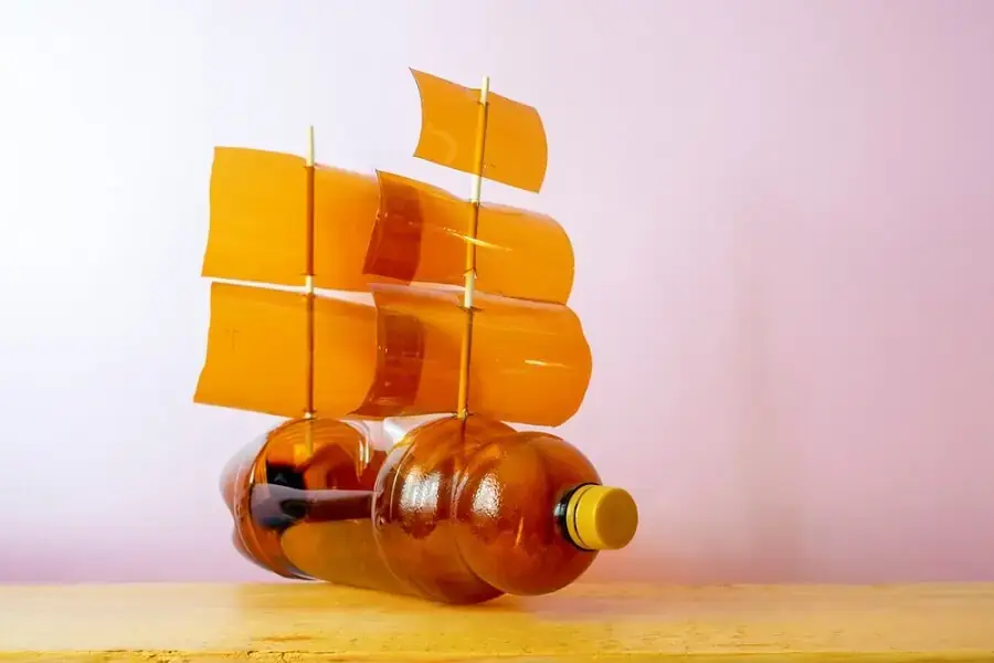 Chiếc thuyền bờm được tái chế từ chai nhựa vô cùng độc đáo.