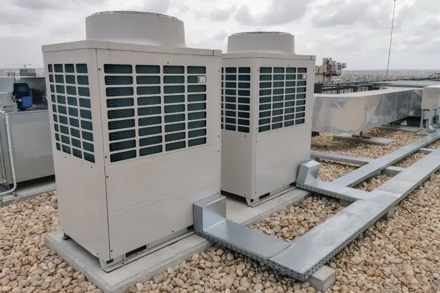 Máy lạnh trung tâm lắp đặt tại sân thượng của tòa nhà