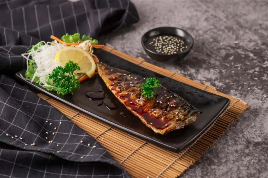Cá saba áp chảo thường được ăn kèm với bún.