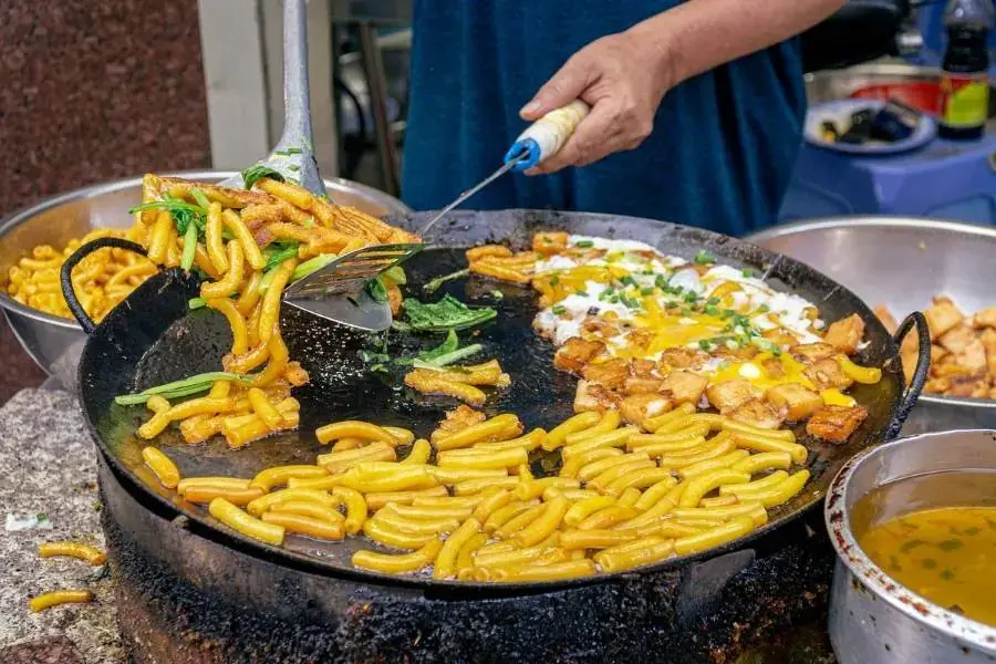 Ăn món bột chiên giòn rụm tại quận 4