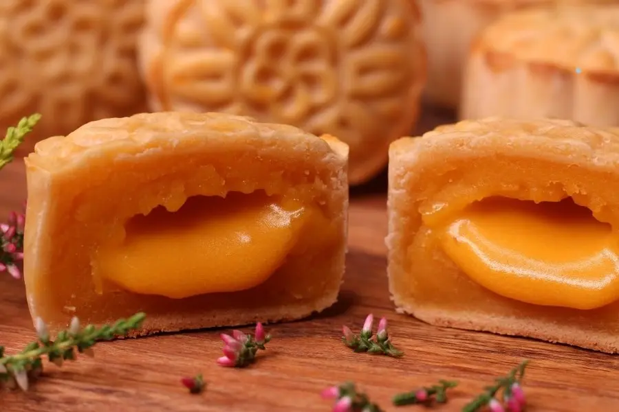 Bánh trung thu nhân trứng chảy béo ngậy.