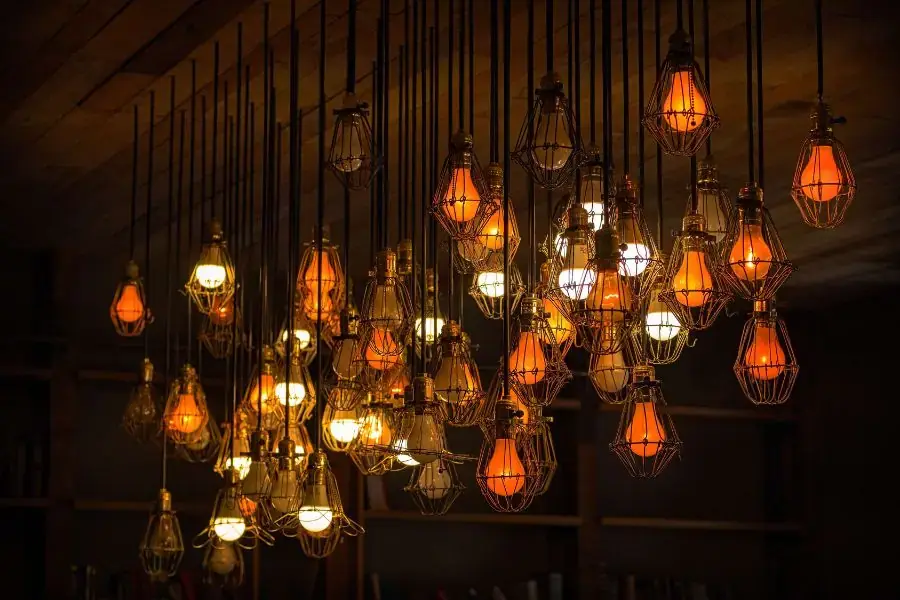 Đèn treo trang trí quán cafe hiện đại với đa dạng chất liệu và thiết kế