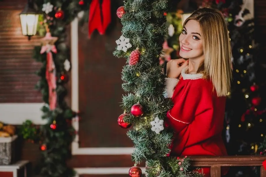 Tạo dáng và chụp góc nghiêng cùng cây thông Noel.