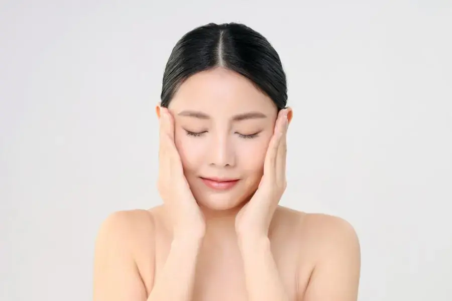 Công dụng của dầu tràm giúp làm sáng da, giảm mụn và thâm sẹo