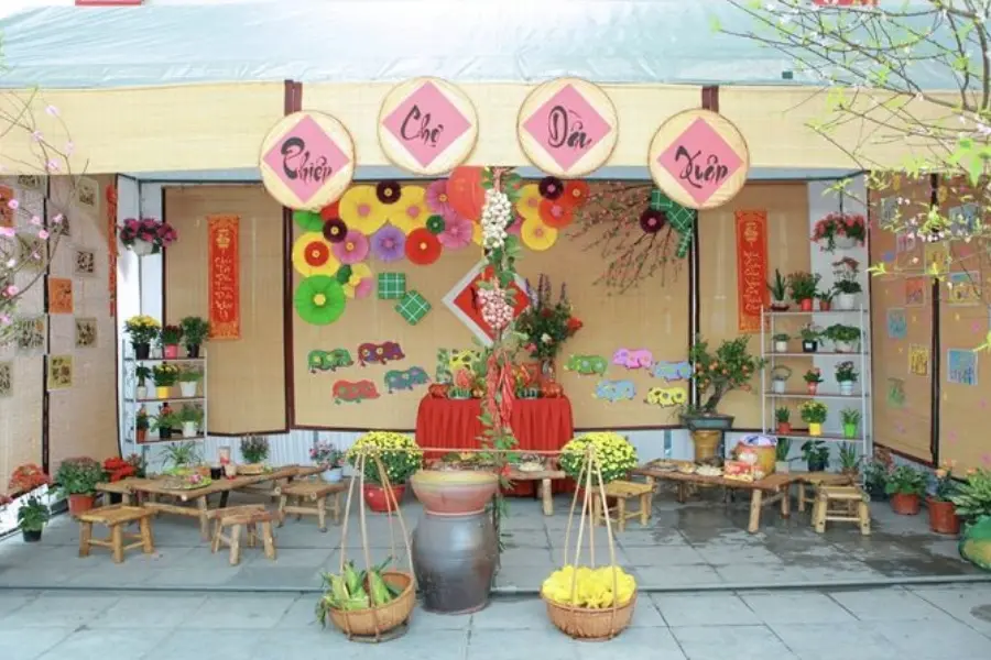 Trang trí khung cảnh tái hiện chợ cho các bé.