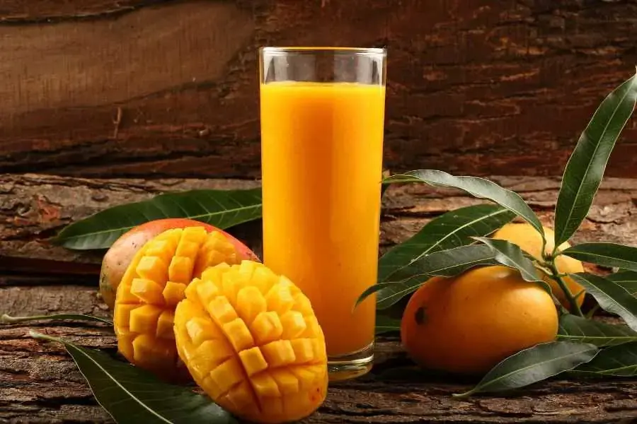 Nước ép xoài thơm ngon chứa nhiều loại vitamin A, C