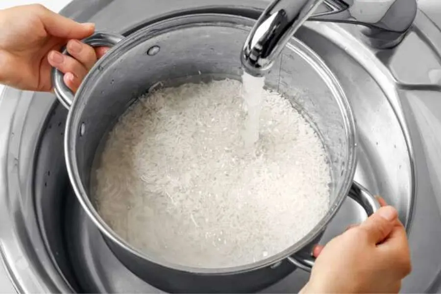 Đong nước phù hợp với lượng gạo