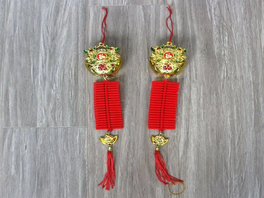 Dây pháo dùng để trang trí cây mai ngày Tết.