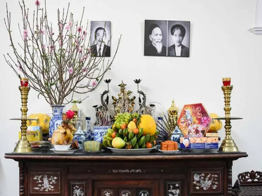 Với những gia đình dùng tủ thờ, cần lau chùi tủ thật kỹ càng bên cạnh việc lau dọn mặt tủ. (Nguồn: Zing)