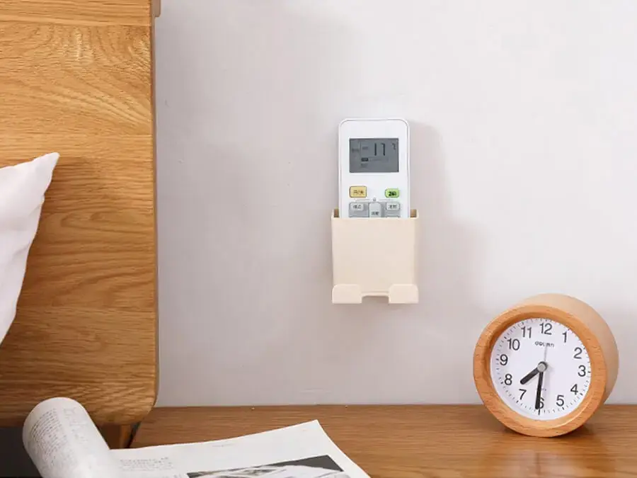 Đặt giá đỡ remote gần máy lạnh để tránh thất lạc (Hình ảnh: Pchome)