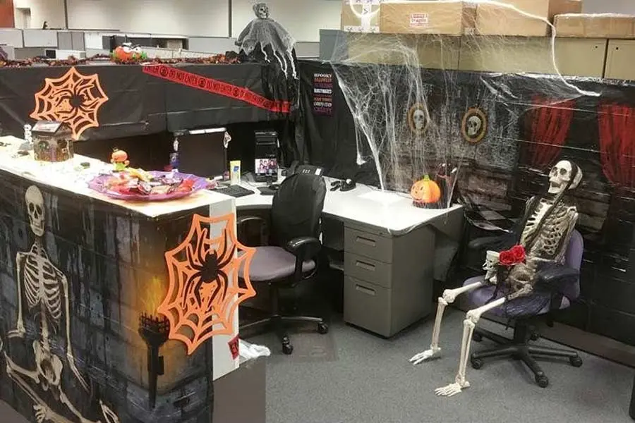 Ngồi bên cạnh một bộ xương để làm việc hẳn là một trải nghiệm thú vị.