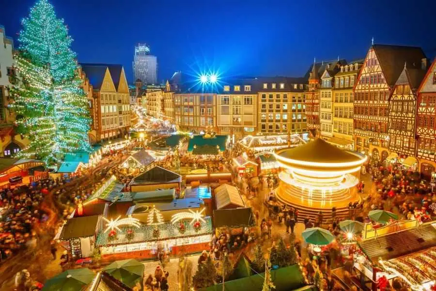 Cây thông siêu cao tại khu chợ Giáng sinh ở Frankfurt.