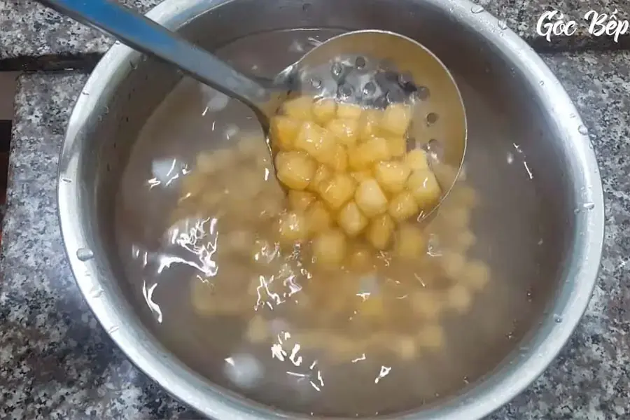 Ngâm cùi bưởi vào trong thau nước đá
