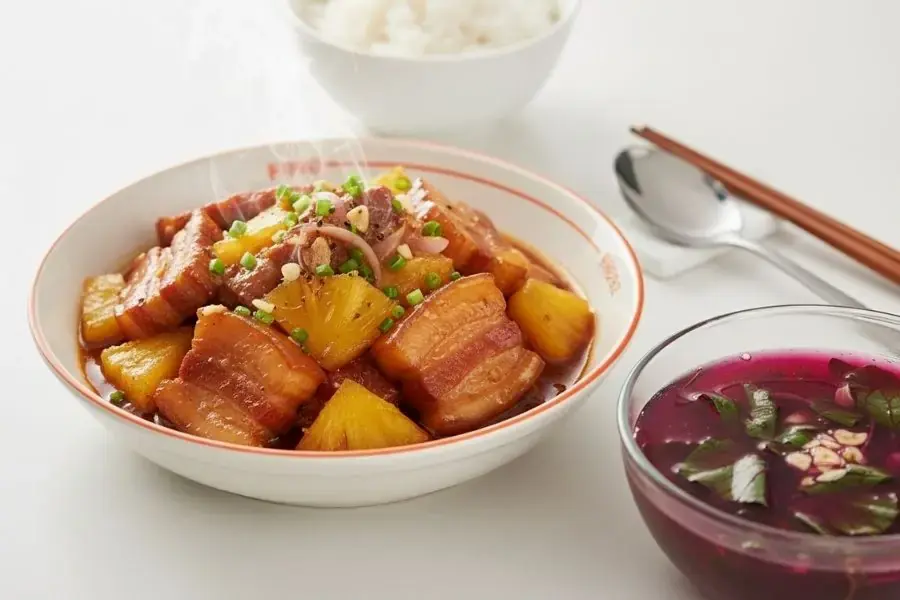 Thịt ba chỉ kho dứa chua ngọt lạ miệng.