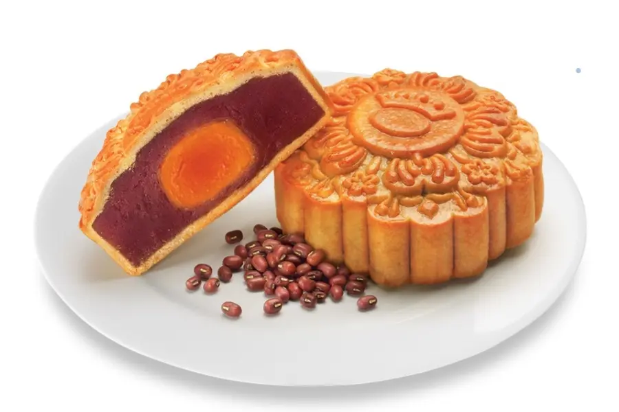 Bánh trung thu nhân đậu đỏ bắt mắt.