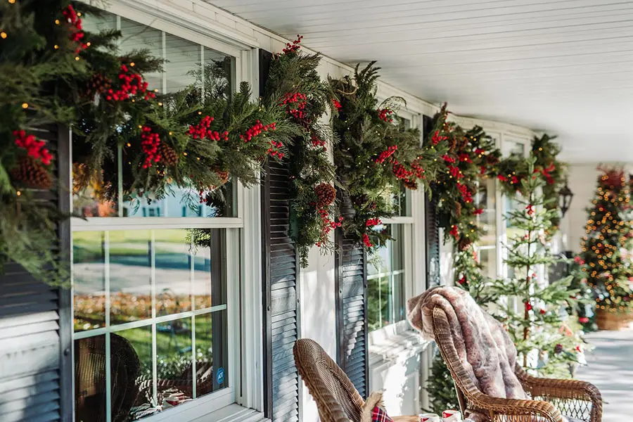Ý tưởng trang trí nhà với dải hoa Noel.