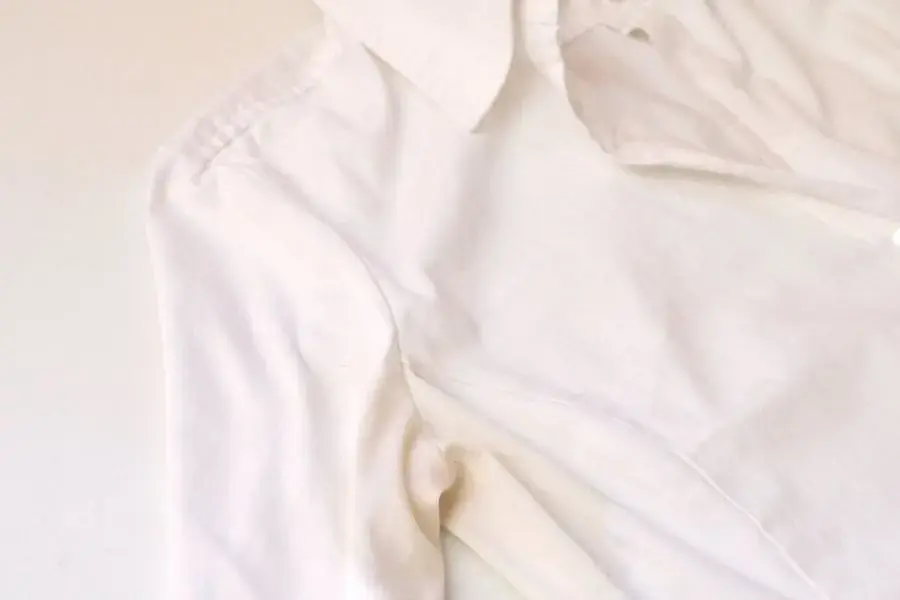 Quần áo mặc lâu ngày sẽ để lại vết ố vàng rất khó làm sạch (Nguồn: Popsugar)