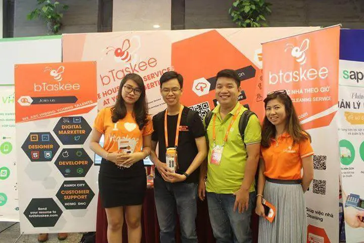 Giao lưu và chụp ảnh cùng với khách tham gia sự kiện