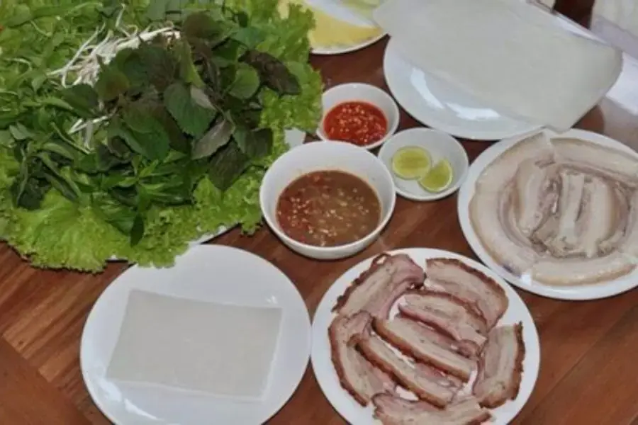 Trưng bày và thưởng thức món bánh tráng cuốn thịt heo hấp dẫn