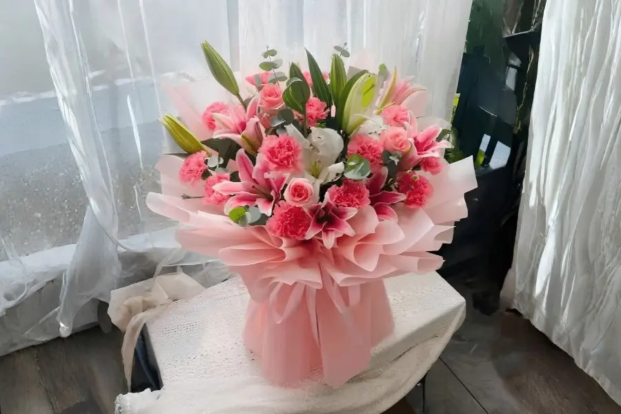 Mẫu bó hoa hồng, hoa ly và hoa cẩm chướng dáng xòe tặng mẹ