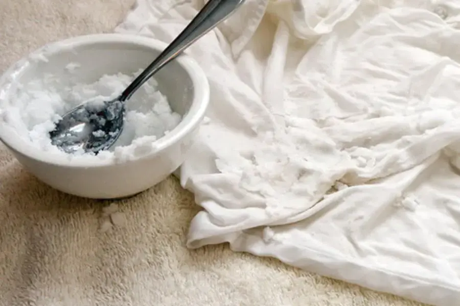 Chuẩn bị bát trộn hỗn hợp tẩy rửa cùng baking soda 